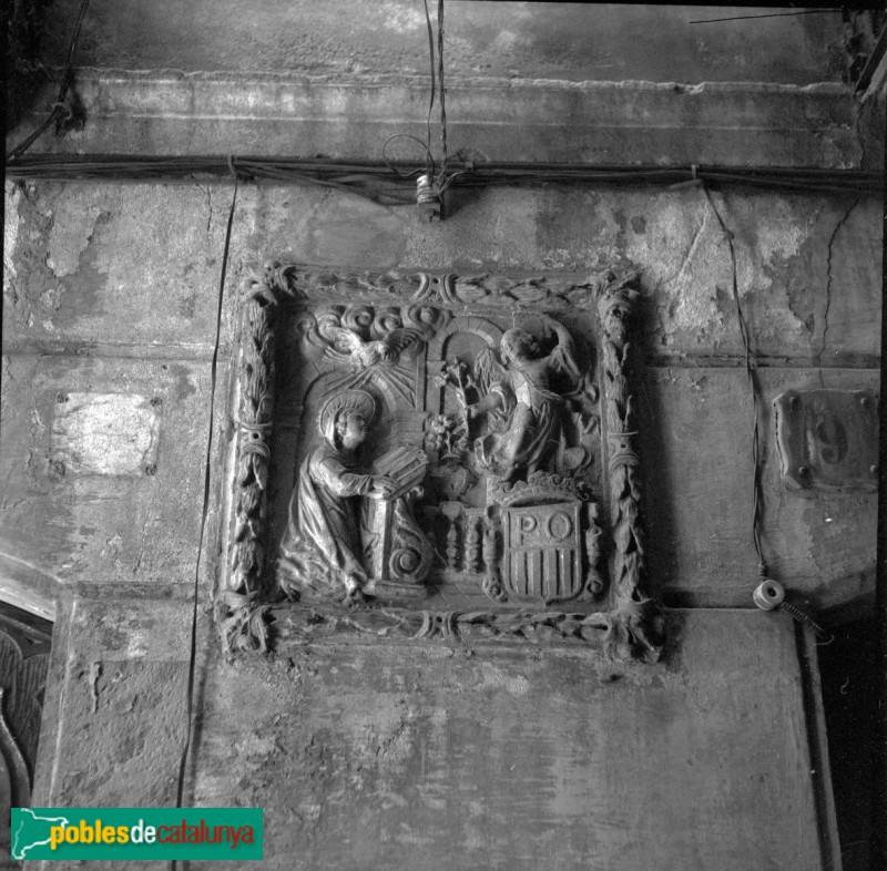 Barcelona - Relleu de l'Anunciació de Maria, al carrer Capellans, 9 (Foto: <i>Fons Cuyàs ICGC</i>) Barcelona - Relleu de l'Anunciació de Maria, al carrer Capellans, 9
