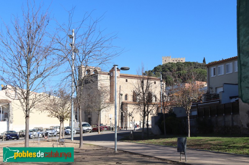 La Roca del Vallès - Església de Sant Sadurní, amb el castell al fons (Foto: Albert Esteves, 2021) La Roca del Vallès - Església de Sant Sadurní, amb el castell al fons