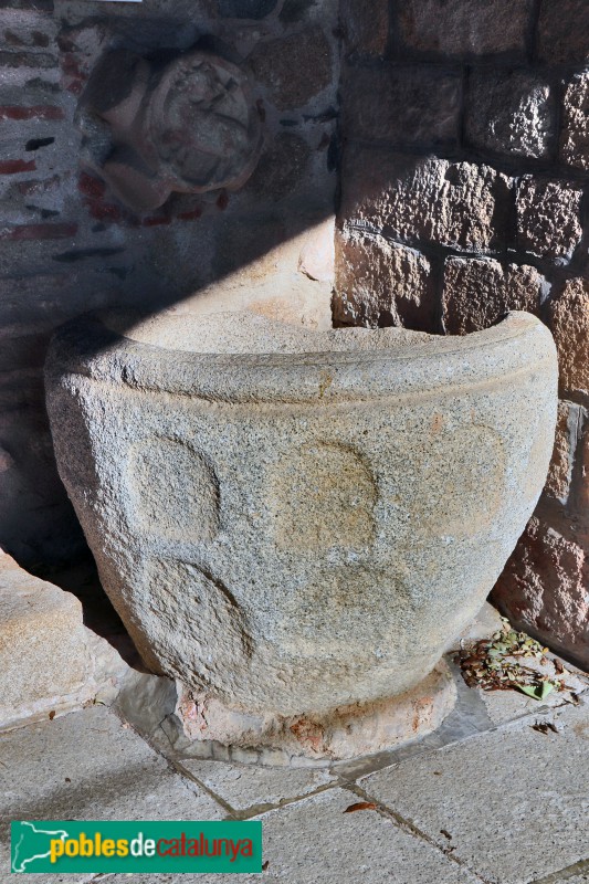 La Roca del Vallès - Santa Agnès de Malanyanes. Pica baptismal (Foto: Albert Esteves, 2021) La Roca del Vallès - Santa Agnès de Malanyanes. Pica baptismal