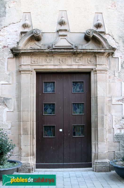Caldes de Montbui - Església de Santa Maria. Porta lateral