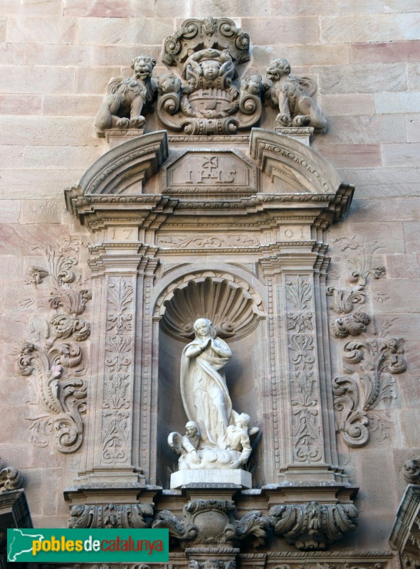 Caldes de Montbui - Església de Santa Maria. Portada barroca. Detall (Foto: Albert Esteves, 2022) Caldes de Montbui - Església de Santa Maria. Portada barroca. Detall