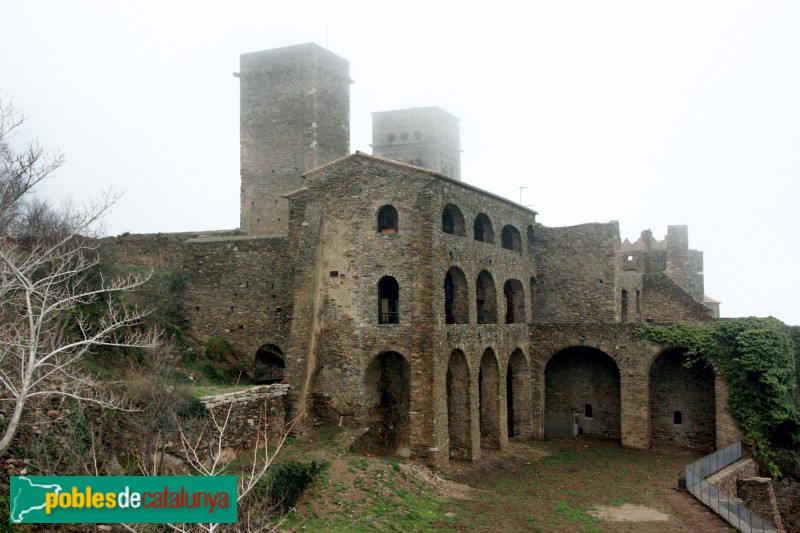 Port de la Selva - Sant Pere de Rodes. Zona dels horts, amb l'edifici de migdia (Foto: Vicenç Valcárcel, 2009) Port de la Selva - Sant Pere de Rodes. Zona dels horts, amb l'edifici de migdia