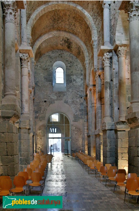 Port de la Selva - Sant Pere de Rodes. Nau central de l'església des de la capçalera (Foto: Vicenç Valcárcel, 2020) Port de la Selva - Sant Pere de Rodes. Nau central de l'església des de la capçalera