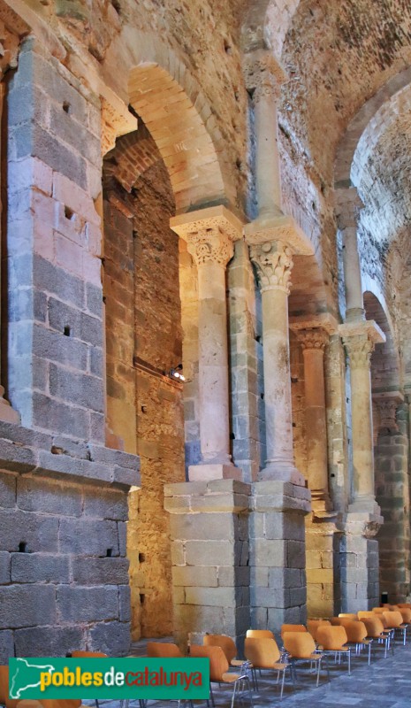 Port de la Selva - Sant Pere de Rodes. Separació de la nau central i lateral amb pilars i sistema de columnes (Foto: Vicenç Valcárcel, 2020) Port de la Selva - Sant Pere de Rodes. Separació de la nau central i lateral amb pilars i sistema de columnes