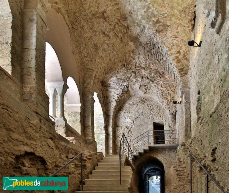 Sant Pere de Rodes. Zona de comunicació entre el claustre inferior i el superior i passadís de l'antic accés al monestir