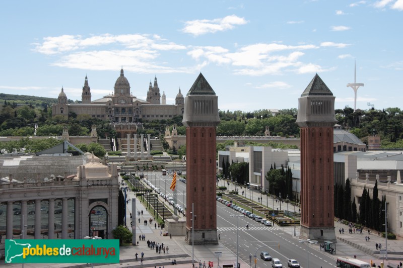 Barcelona - Torres d'accés al recinte de l'Exposició i Palau Nacional