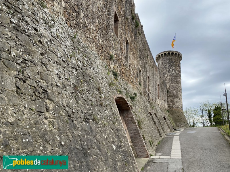 Hostalric - Muralla (Foto: Albert Esteves, 2021) Hostalric - Muralla
