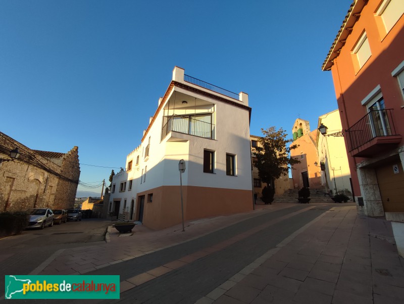 Bellvei - Edifici modern que ha substuït la casa de la Torre (Foto: Ana Valverde, 2022) Bellvei - Edifici modern que ha substuït la casa de la Torre
