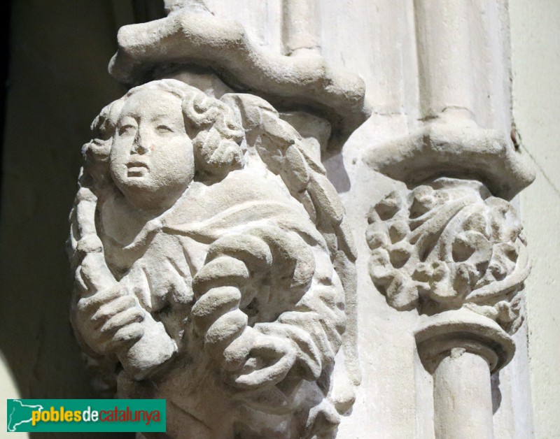 Barcelona - Església de Montsió. Portada gòtica de la capella del Santíssim (Foto: Albert Esteves, 2022) Barcelona - Església de Montsió. Portada gòtica de la capella del Santíssim