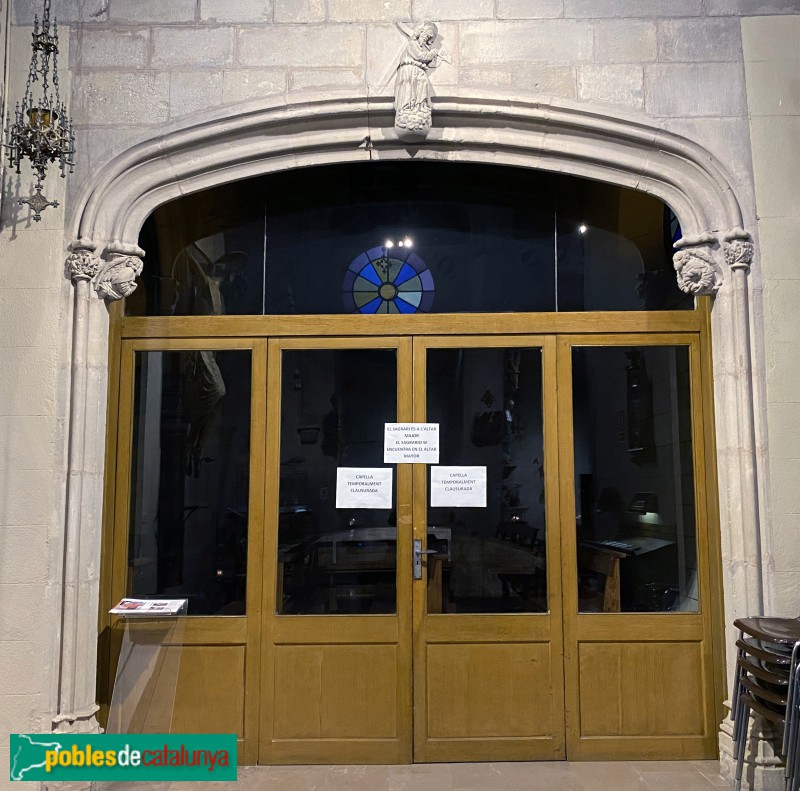 Barcelona - Església de Montsió. Portada gòtica de la capella del Santíssim (Foto: Albert Esteves, 2022) Barcelona - Església de Montsió. Portada gòtica de la capella del Santíssim