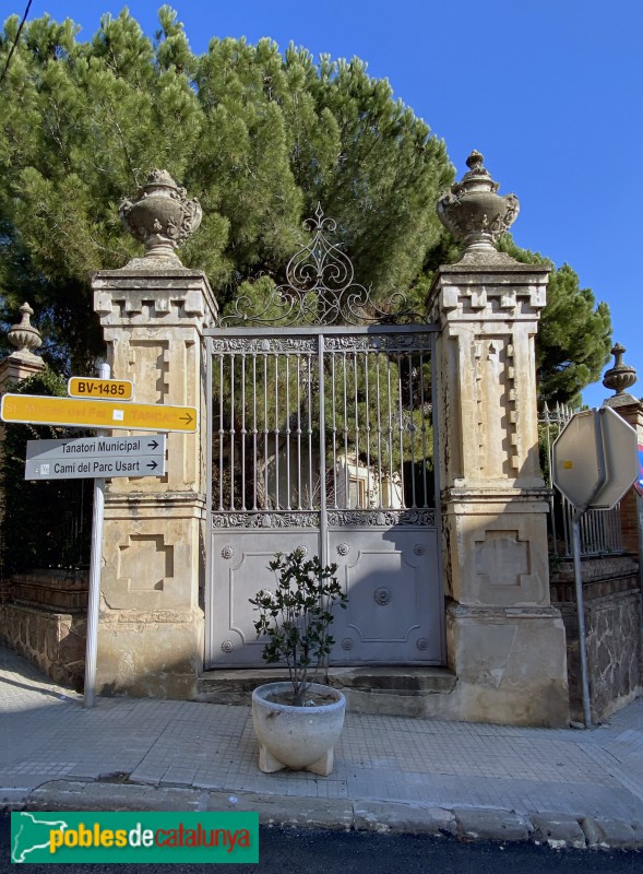 Sant Feliu de Codines - Can Torrents. Porta de la tanca exterior (Foto: Albert Esteves, 2022) Sant Feliu de Codines - Can Torrents. Porta de la tanca exterior