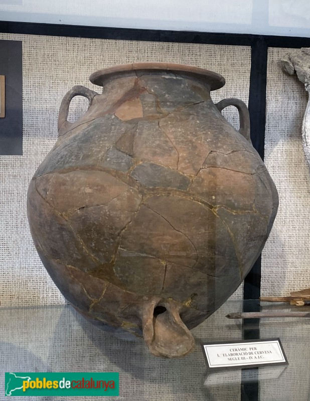 Sant Feliu de Codines - Museu. Recipient ceràmic per elaborar cervesa (segle III-IV aC) (Foto: Albert Esteves, 2022) Sant Feliu de Codines - Museu. Recipient ceràmic per elaborar cervesa (segle III-IV aC)