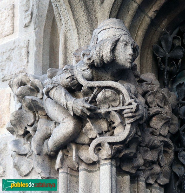 Barcelona - Palau del Baró de Quadras. Escultures
