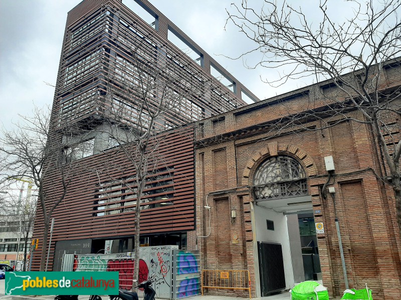 Barcelona - Fàbrica de Galetes Viñas amb el nouou edifici d'oficines annex
