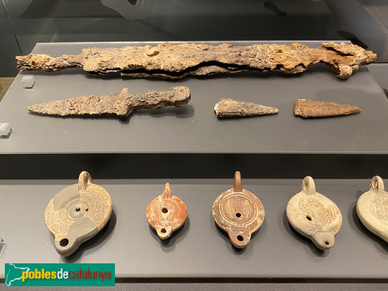 Museu de Badalona - Espasa, punyal i llànties