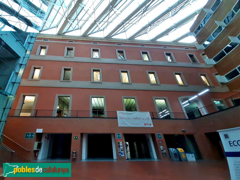 Barcelona - Casernes militars (UPF). Pati cobert edifici Roger de Llúria