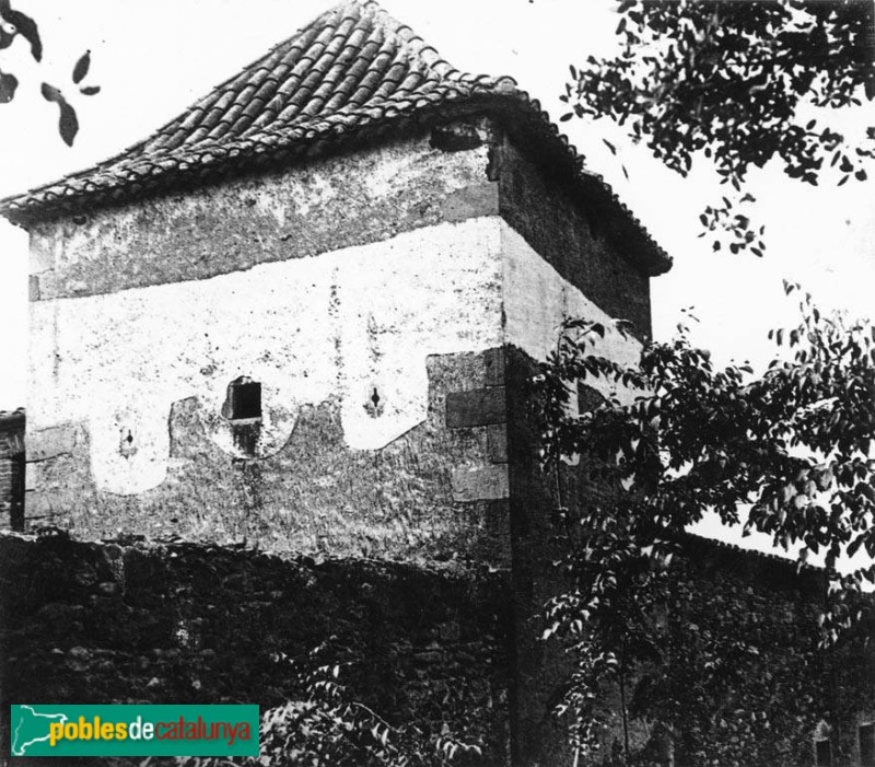 La Garriga - Can Noguera. Detall de la torre (Foto: Antoni Gallardo -Arxiu fotogràfic Centre Excursionista de Catalunya-, 1927) La Garriga - Can Noguera. Detall de la torre