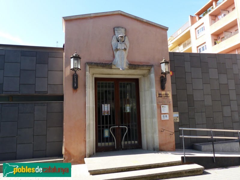 Santa Coloma de Farners - Biblioteca Joan Vinyoli. Façana d'entrada (Foto: Graciel·la Vidal, 2022) Santa Coloma de Farners - Biblioteca Joan Vinyoli. Façana d'entrada