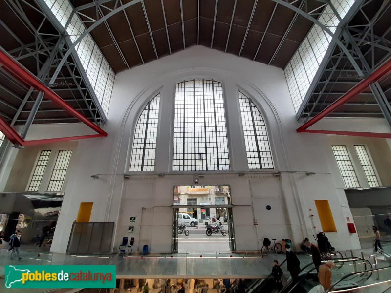 Barcelona - Mercat del Ninot. Porta carrer Mallorca. Interior