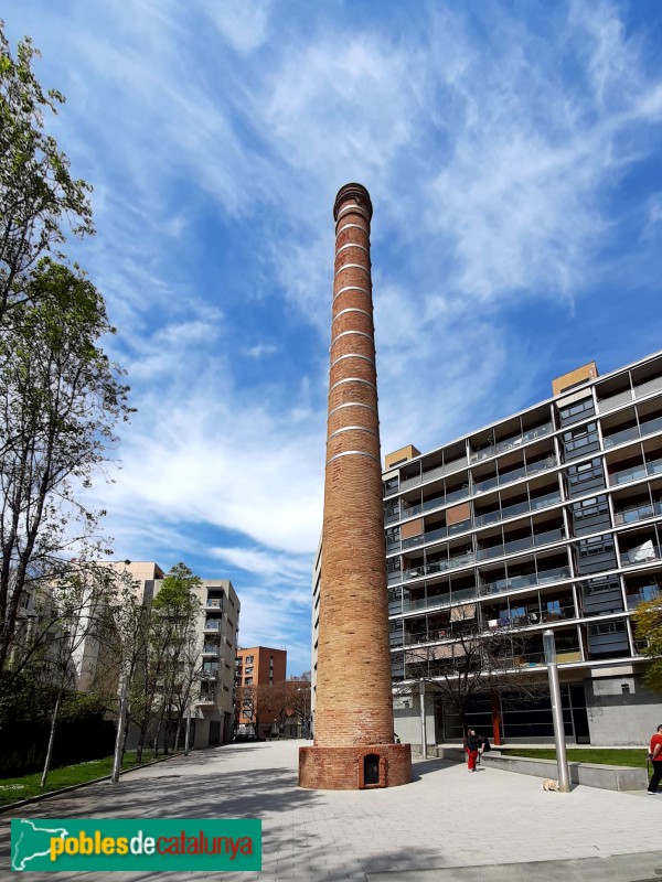 Barcelona - Xemeneia a la plaça Margarida Comas (Foto: Sergi Suárez, 2022) Barcelona - Xemeneia a la plaça Margarida Comas