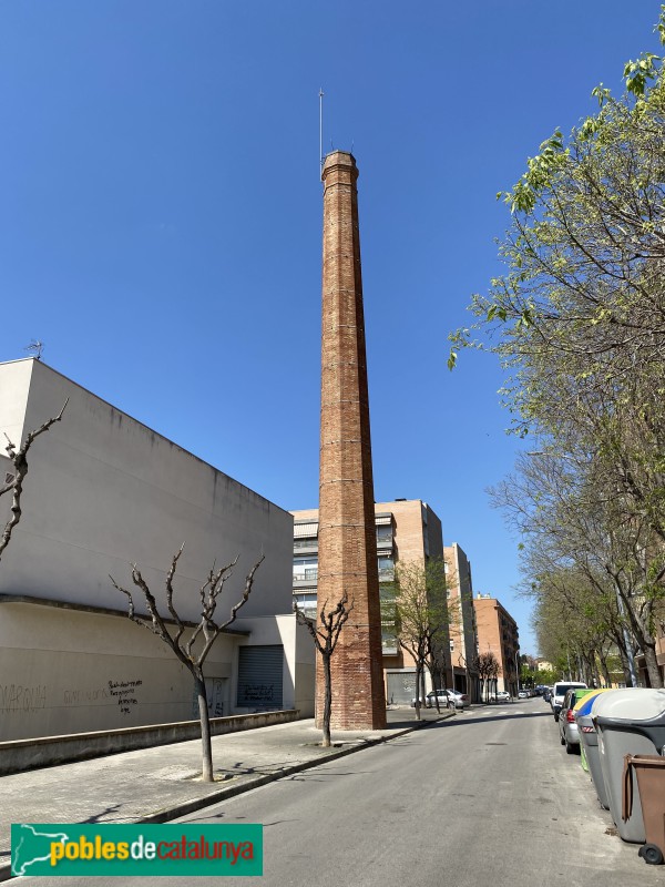 La Llagosta - Xemeneia de Can Calvet (Foto: Albert Esteves, 2022) La Llagosta - Xemeneia de Can Calvet
