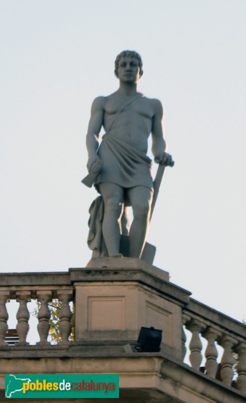 Tarragona - La Caixa. Escultura <i>el Treball</i>, de Salvador Martorell (Foto: Albert Esteves, 2022) Tarragona - La Caixa. Escultura <i>el Treball</i>, de Salvador Martorell