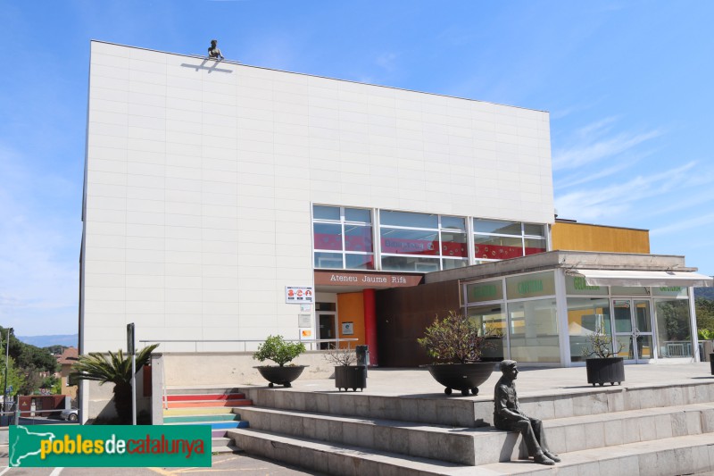 Sant Fost de Campsentelles - Escultura <i>Fruit de les relacions</i> (Foto: Albert Esteves, 2022) Sant Fost de Campsentelles - Escultura <i>Fruit de les relacions</i>