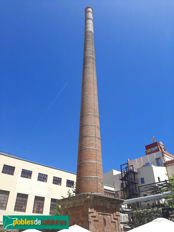 Barcelona - Fàbrica Damm (La Bohèmia). Pati central, xemeneia (Foto: Sergi Suárez, 2022) Barcelona - Fàbrica Damm (La Bohèmia). Pati central, xemeneia
