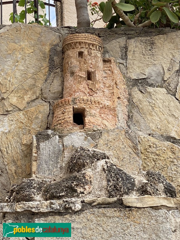 Alfara de Carles. Font. Castellet provinent de la capella de Santa Llúcia