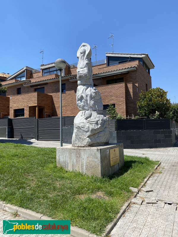 Sant Celoni - Monument a la Creu Roja (Foto: Albert Esteves, 2022) Sant Celoni - Monument a la Creu Roja