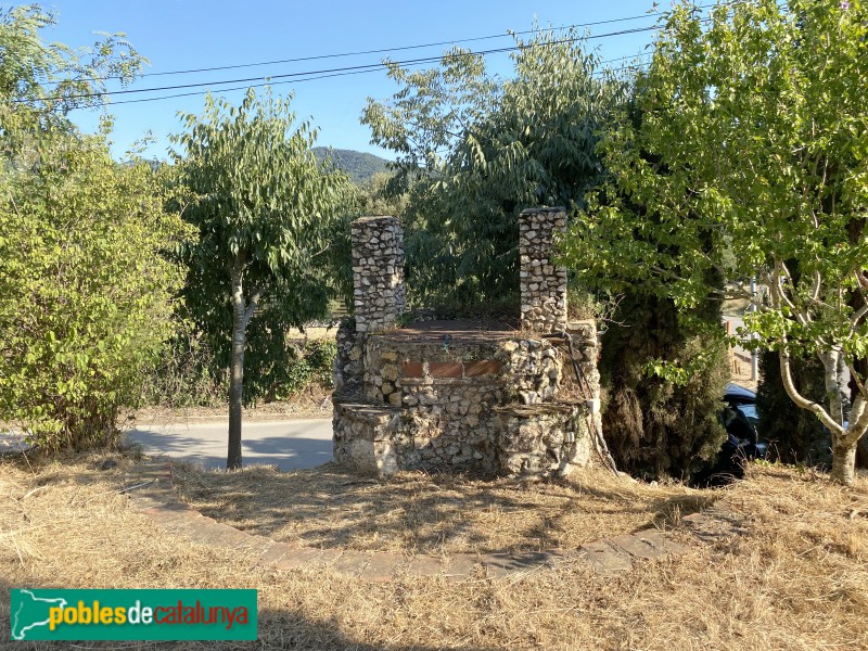 Sant Celoni - Sant Llorenç de Vilardell. Pou al costat de l'església