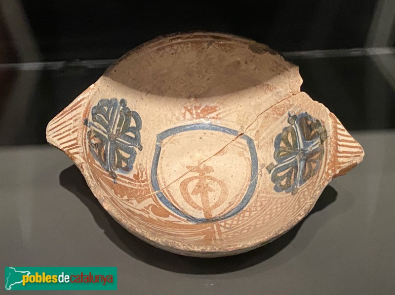 Llívia - Museu de Llívia. Escudella de ceràmica procedent del castell, segles XIV-XV (Foto: Albert Esteves, 2022) Llívia - Museu de Llívia. Escudella de ceràmica procedent del castell, segles XIV-XV