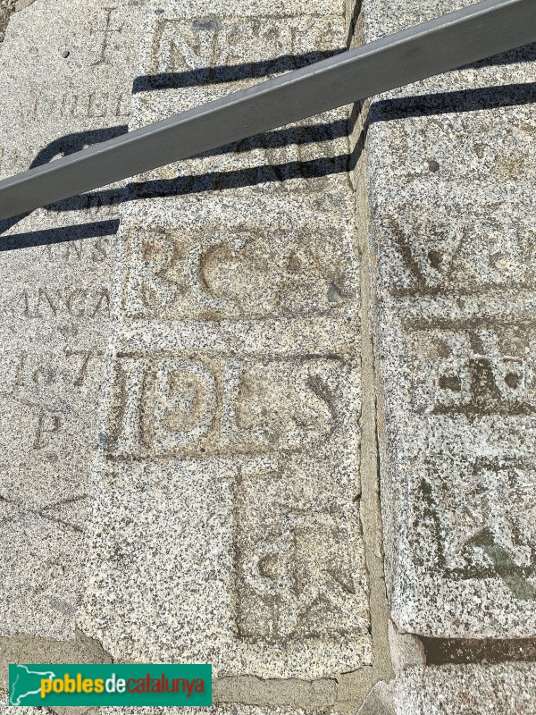 Llívia - Lloses sepulcrals a l'exterior de l'església