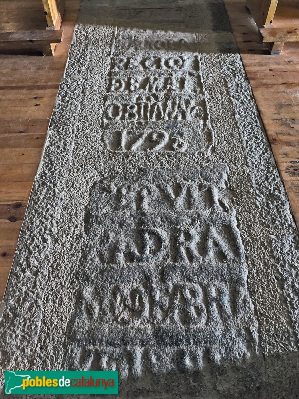Llívia - Lloses sepulcrals a l'interior de l'església