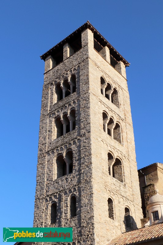 Vic - Catedral. Campanar romànic (Foto: Albert Esteves, 2022) Vic - Catedral. Campanar romànic