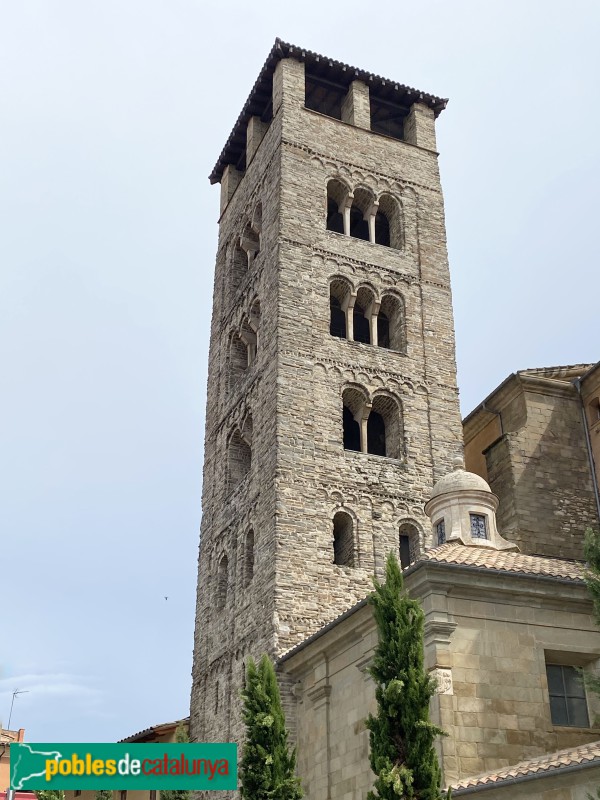 Vic - Catedral. Campanar romànic (Foto: Albert Esteves, 2022) Vic - Catedral. Campanar romànic