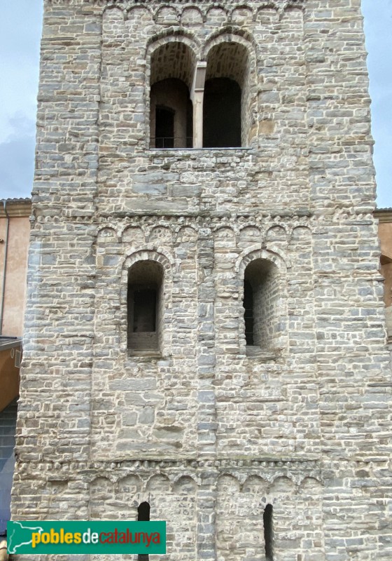 Vic - Catedral. Campanar, des del MEV (Foto: Albert Esteves, 2022) Vic - Catedral. Campanar, des del MEV