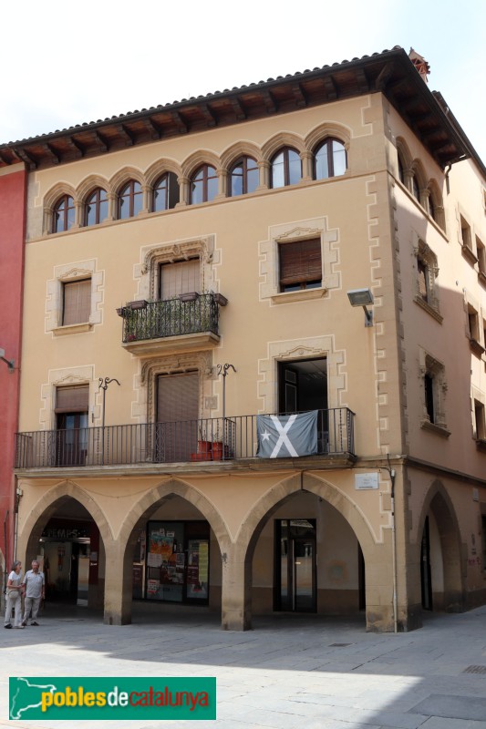 Vic - Casa Besalú (Foto: Albert Esteves, 2022) Vic - Casa Besalú