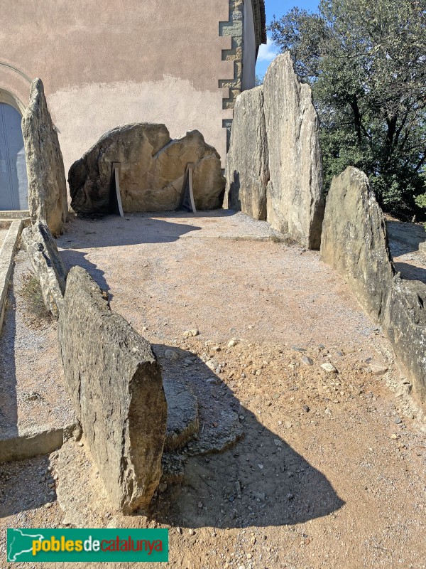 Folgueroles - Dolmen de Puigseslloses (Foto: Albert Esteves, 2022) Folgueroles - Dolmen de Puigseslloses
