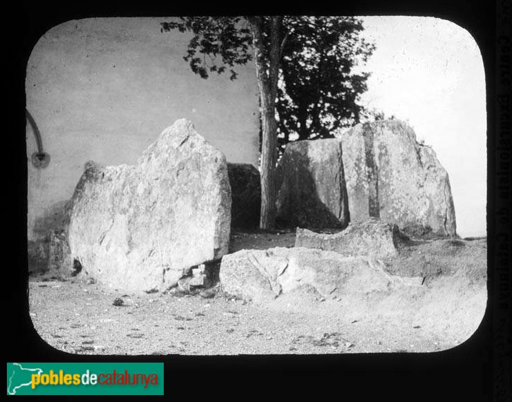 Folgueroles - Dolmen de Puigseslloses (Foto: Josep Massot- Arxiu fotogràfic Centre Excursionista de Catalunya-, c1909) Folgueroles - Dolmen de Puigseslloses