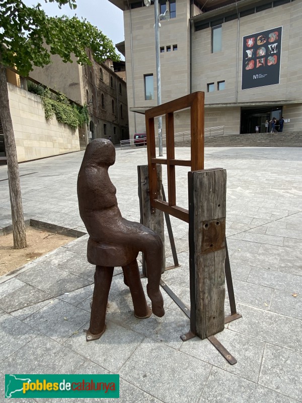 Vic - Escultura <i>kantoriana</i>. Plaça del Bisbe Oliba (Foto: Albert Esteves, 2022) Vic - Escultura <i>kantoriana</i>. Plaça del Bisbe Oliba