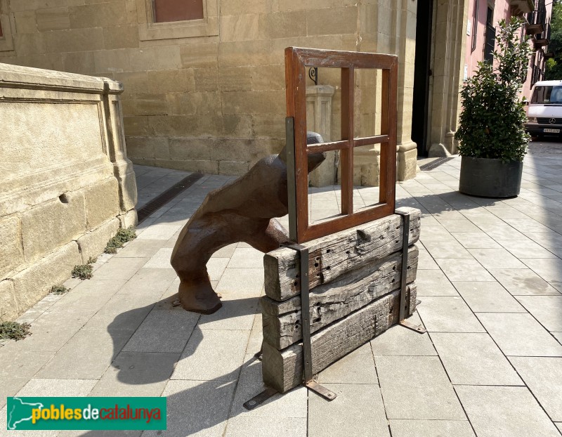 Vic - Escultura <i>kantoriana</i>. Plaça de la Catedral (Foto: Albert Esteves, 2022) Vic - Escultura <i>kantoriana</i>. Plaça de la Catedral