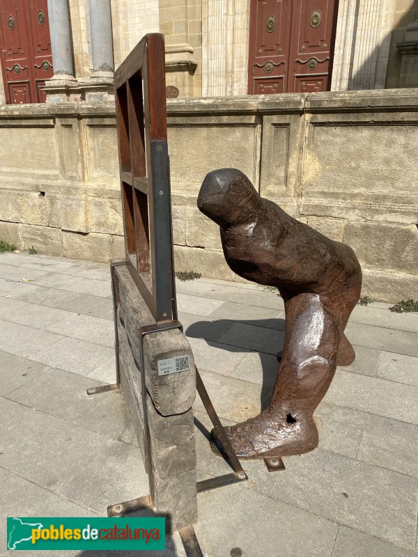 Vic - Escultura <i>kantoriana</i>. Plaça de la Catedral (Foto: Albert Esteves, 2022) Vic - Escultura <i>kantoriana</i>. Plaça de la Catedral