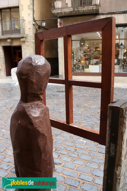 Vic - Escultura <i>kantoriana</i>. Plaça de la Pietat (Foto: Albert Esteves, 2022) Vic - Escultura <i>kantoriana</i>. Plaça de la Pietat