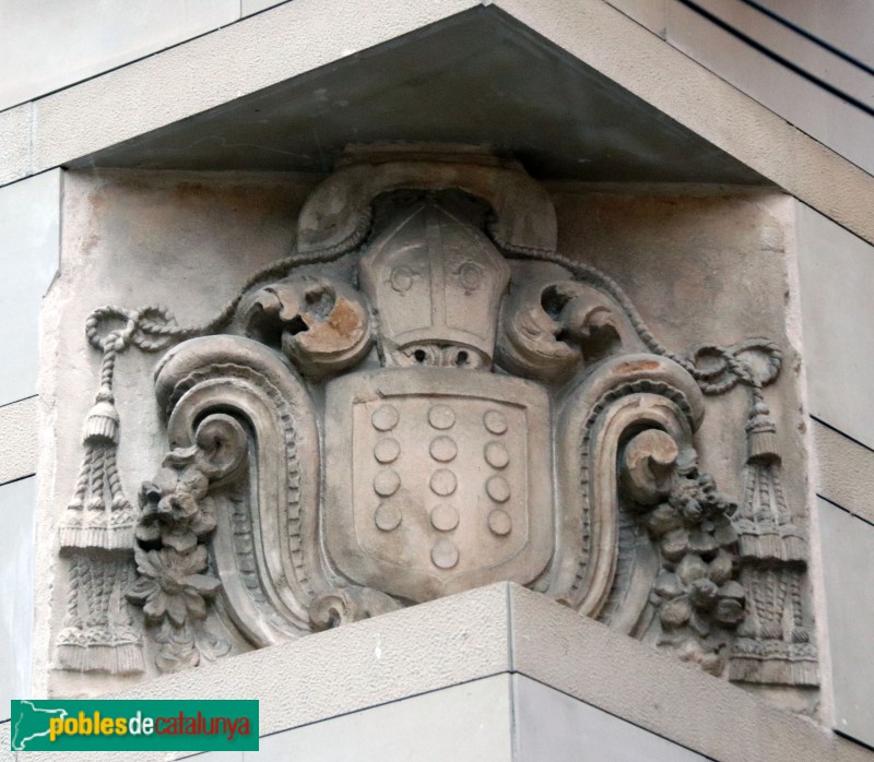 Vic - Museu Episcopal. Escut procedent de l'edifici antic (Foto: Albert Esteves, 2022) Vic - Museu Episcopal. Escut procedent de l'edifici antic