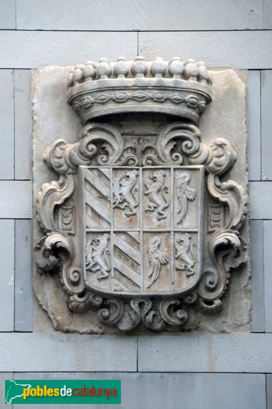 Vic - Museu Episcopal. Escut procedent de l'edifici antic (Foto: Albert Esteves, 2022) Vic - Museu Episcopal. Escut procedent de l'edifici antic