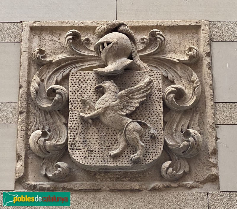 Vic - Museu Episcopal. Escut procedent de l'edifici antic (Foto: Albert Esteves, 2022) Vic - Museu Episcopal. Escut procedent de l'edifici antic