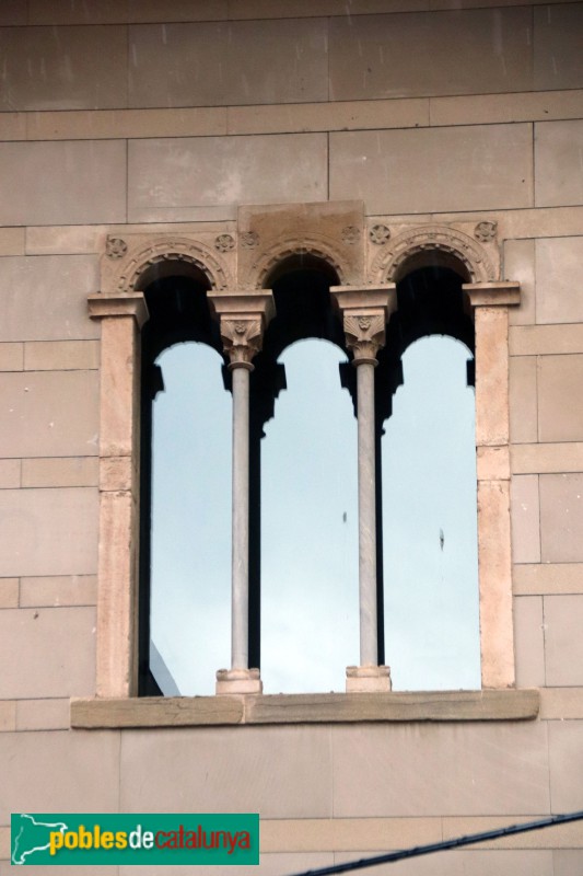 Vic - Museu Episcopal. Finestra procedent de l'edifici antic (Foto: Albert Esteves, 2022) Vic - Museu Episcopal. Finestra procedent de l'edifici antic