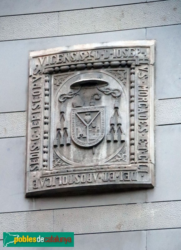 Vic - Museu Episcopal. Escut procedent de l'edifici antic (Foto: Albert Esteves, 2022) Vic - Museu Episcopal. Escut procedent de l'edifici antic