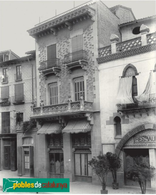 Vic - Casa Costa. Façana Rambla